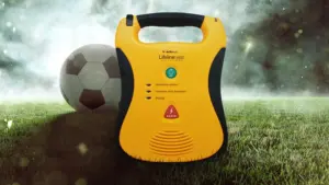 Defibrillator auf Fussballfeld